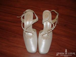Chaussures ivoire à brides croisées