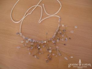Collier paillettes blanc lilas monté sur fil câblé